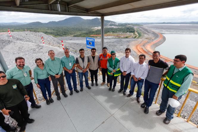 O titular da Secretaria Estadual de Meio Ambiente e Sustentabilidade (Semas), Mauro O´de Almeida, acompanhou nesta quarta (13) e quinta-feira (14) a vistoria de técnicos da Semas às barragens da Mina Sossego, em Canaã dos Carajás. A Defesa Civil Estadual, representada pelo Tenente Coronel Jayme Benjó, também integra a equipe, como participante do Grupo de Trabalho de Segurança em Barragens criado pelo governo do estado. 

FOTO: MAYCON NUNES / AGÊNCIA PARÁ
DATA: 13.03.2019
CANAÃ DOS CARAJÁS - PA <div class='credito_fotos'>Foto: Maycon Nunes / Ag. Pará   |   <a href='/midias/2019/originais/f5c4a258-96d3-4fc9-a3af-358920885899.jpg' download><i class='fa-solid fa-download'></i> Download</a></div>