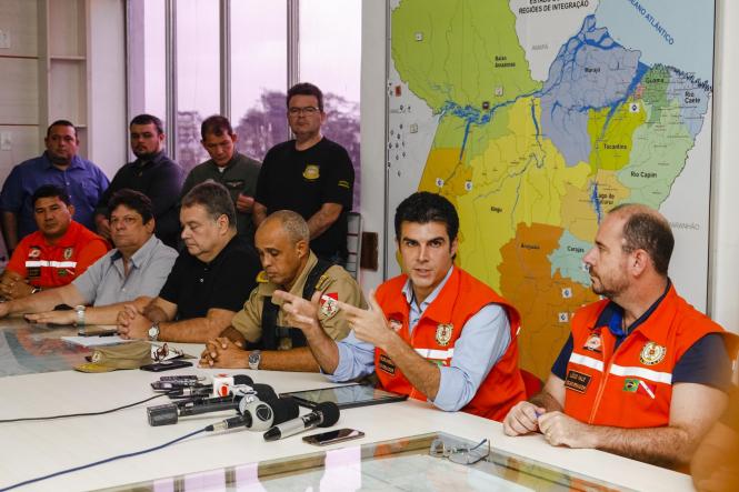 O governador Helder Barbalho e o vice-governador, Lúcio Vale, anunciaram, durante coletiva neste sábado (6), que o Estado não irá cessar as buscas pelas possíveis vítimas do acidente na ponte Rio Moju, a terceira da Alça Viária, até que elas sejam localizadas. Como medidas emergenciais para minimizar os impactos sofridos pela população, o chefe do Executivo estadual informou que serão construídas rampas, nos dois lados da ponte, para possibilitar o fluxo de balsas no local onde a a estrutura da ponte foi destruída após a colisão de uma balsa, na madrugada deste sábado (6). Serão recuperados ainda os portos do Arapari, em Barcarena, e o Porto Bannach, localizado na Avenida Bernardo Sayão, no bairro do Guamá, em Belém.

FOTO: FERNANDO ARAÚJO / AGÊNCIA PARÁ
DATA: 06.04.2019 <div class='credito_fotos'>Foto: Fernando Araújo/Ag. Pará   |   <a href='/midias/2019/originais/f5e354ee-e2a0-4775-8b30-4dcc8f1fd1c5.jpg' download><i class='fa-solid fa-download'></i> Download</a></div>