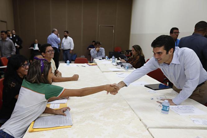 Dentro da agenda de trabalho “Governo por Todo o Pará”, o governador Helder Barbalho e a equipe de secretários de Estado prosseguiram, nesta quinta-feira (4), com os atendimentos individualizados aos prefeitos das regiões sul e sudeste do Pará, no Carajás Centro de Convenções, em Marabá. A cidade é a sede do programa que leva a administração estadual às diferentes regiões do território paraense até esta sexta-feira (5). Neste segundo dia de encontro, os gestores municipais manifestaram otimismo e certeza de dias melhores para a população do Estado.

FOTO: MARCELO SEABRA /AG. PARA
DATA: 04.04.2019
MARABA - PARA <div class='credito_fotos'>Foto: Marcelo Seabra / Ag. Pará   |   <a href='/midias/2019/originais/f5ea0c23-4517-43c6-a8bc-573406750bc3.jpg' download><i class='fa-solid fa-download'></i> Download</a></div>