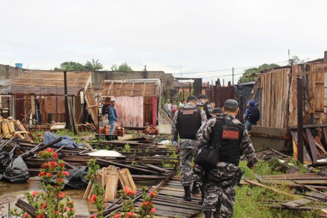 A Polícia Militar do Estado integrou, na manhã desta quarta-feira (27), a Operação Zacarias, no bairro do Distrito Industrial, município de Ananindeua. Durante a ação, uma área de 5.700 metros quadrados foi reintegrada aos seus proprietários. O local foi invadido em dezembro de 2017 e, nos últimos meses, quase 200 famílias ocupavam a área.

FOTO: ASCOM / PMPA
DATA: 27.03.2019
ANANINDEUA - PA <div class='credito_fotos'>Foto: ASCOM / PMPA   |   <a href='/midias/2019/originais/f65470cc-8284-4dff-8c8d-7a13cabf3265.jpg' download><i class='fa-solid fa-download'></i> Download</a></div>
