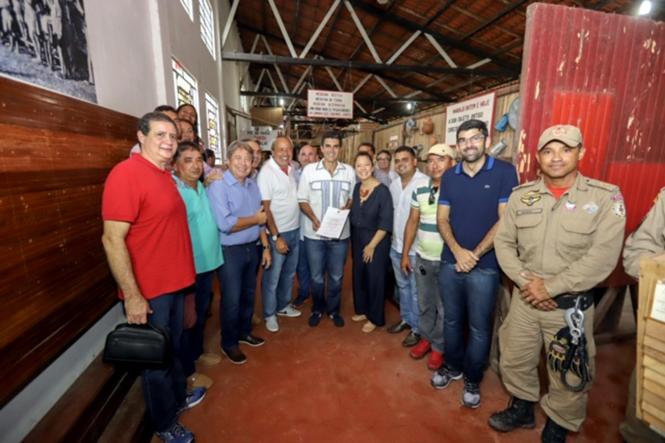 Depois de passar por Salvaterra e Soure, no Marajó, o governador Helder Barbalho foi até o município de Cachoeira do Arari, onde ocorria, neste domingo (20), a festividade de São Sebastião, considerado como o padroeiro dos vaqueiros do Marajó. No local, o governador visitou, acompanhado pelo prefeito Jaime Barbosa, secretários de Estado e deputados estaduais e federais, o Museu do Marajó, fechado para o público desde dezembro do ano passado por conta de problemas apontados pelo Corpo de Bombeiros. Lá, o chefe do Executivo Estadual assinou um protocolo de intenções com a prefeitura municipal e a presidência do Museu do Marajó, para viabilizar a adequação e recuperação do imóvel que abriga a instituição.

FOTO: MARCO SANTOS/AGÊNCIA PARÁ
DATA; 20.01.2019
CACHOEIRA DO ARARI - PARÁ <div class='credito_fotos'>Foto: Marco Santos / Ag. Pará   |   <a href='/midias/2019/originais/f65abe74-eeb5-4ba9-abb7-ecc454c42712.jpg' download><i class='fa-solid fa-download'></i> Download</a></div>