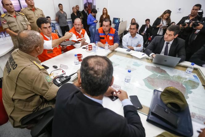 Novas informações sobre o andamento das ações emergenciais do Governo do Estado, executadas após a queda de parte da ponte Rio Moju, no último dia 06 de abril, foram repassadas durante coletiva realizada às 16h30 desta quinta-feira (11), na sede do Comando-Geral do Corpo de Bombeiros Militar do Pará, em Belém. 

FOTO: MARCELO SEABRA / AGÊNCIA PARÁ
DATA: 11.04.2019
BELÉM - PA <div class='credito_fotos'>Foto: Marcelo Seabra / Ag. Pará   |   <a href='/midias/2019/originais/f65bdb66-d676-45b7-9291-10e1f94d5969.jpg' download><i class='fa-solid fa-download'></i> Download</a></div>