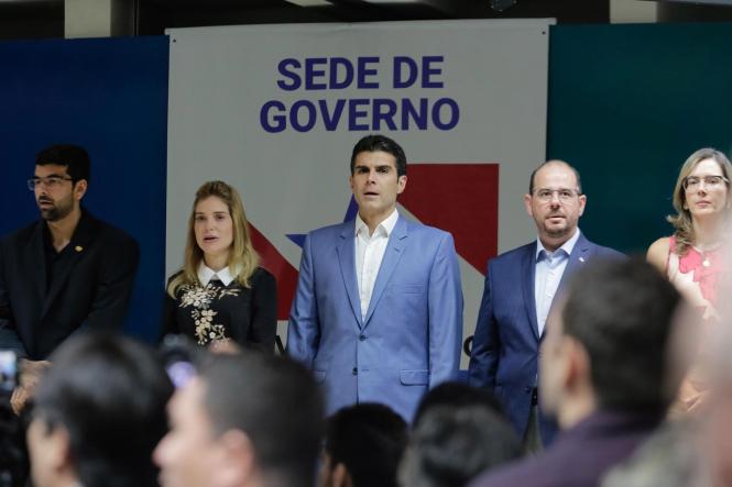 Até a próxima sexta-feira (23), o Governo do Estado está, oficialmente, sediado em Santarém, no oeste paraense. É o programa “Governo Por Todo o Pará”, iniciativa desta gestão, que inaugura a sua primeira edição, deslocando grande parte de sua estrutura e equipes para o município santareno. A programação, cujo objetivo é aproximar o Estado das diferentes regiões e municípios, foi aberta pelo governador Helder Barbalho, no final da manhã desta quarta-feira (20), em cerimônia realizada no auditório do campus Tapajós da Universidade Federal do Oeste do Pará (Ufopa). Participaram da solenidade a primeira-dama do Estado, Daniela Barbalho; o vice-governador, Lúcio Vale, e a esposa, Andréa Vale; deputados estaduais; gestores de órgãos e secretários de Estado; servidores do município de Santarém e representantes de cidades vizinhas, além da população.

FOTO: MARCO SANTOS / AGÊNCIA PARÁ
DATA: 20.03.2019
SANTARÉM - PA
 <div class='credito_fotos'>Foto: Marco Santos / Ag. Pará   |   <a href='/midias/2019/originais/f65fa89d-be49-48b5-a4d3-5b46a421f5b0.jpg' download><i class='fa-solid fa-download'></i> Download</a></div>
