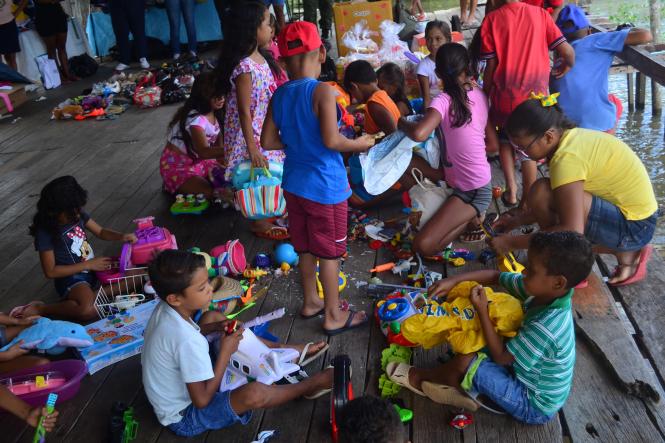 Alimentos não perecíveis, roupas, calçados, brinquedos e livros foram entregues (foto) a moradores ribeirinhos pela Secretaria de Estado de Segurança Pública e Defesa Social (Segup), por meio do Grupamento Fluvial (Gflu), e apoio do movimento de voluntários denominado Grupo de Coração. A entrega aconteceu na manhã desta sexta-feira, 4, partindo da sede do Grupamento até a ilha Urubuoca, localizada na frente do Distrito de Icoaraci. Cerca de 25 famílias se beneficiaram com a ação. Todas elas possuem crianças ou jovens inseridos no projeto social Ribeirinho da Paz, promovido há oito anos pelo Gflu em parceria com a Companhia Fluvial. 

FOTO: ELIELSON MODESTO / ASCOM SEGUP
DATA: 04.01.2019
ICOARACI - PARÁ <div class='credito_fotos'>Foto: Elielson Modesto / Ascom Segup   |   <a href='/midias/2019/originais/f6816fac-c63f-4f65-a085-1f1f95402283.jpg' download><i class='fa-solid fa-download'></i> Download</a></div>
