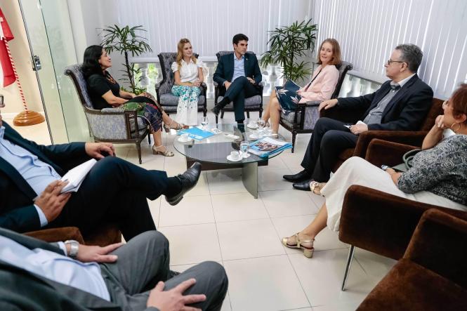 Os direitos de crianças e adolescentes foram o tema central da audiência que a representante do Fundo das Nações Unidas para a Infância e Adolescência (Unicef) no Brasil, Florence Bauer, teve nesta quinta-feira (21) com o governador Helder Barbalho, no Palácio do Governo, em Belém. O encontro teve como objetivo estabelecer um diálogo sobre Selo Unicef, iniciativa que envolve 115 municípios do Estado por meio da qual ações específicas são desenvolvidas, entre elas campanhas, programas de proteção e educação e saúde. O governador se colocou à disposição da agente para ampliar mais as ações no Estado, envolvendo órgãos diversos num grande programa integrado.

FOTO: MARCELO SEABRA / AGÊNCIA PARÁ
DATA: 21.02.2019
BELÉM - PA <div class='credito_fotos'>Foto: Marcelo Seabra / Ag. Pará   |   <a href='/midias/2019/originais/f68af924-1b4f-4eef-901a-cce5809cc58a.jpg' download><i class='fa-solid fa-download'></i> Download</a></div>