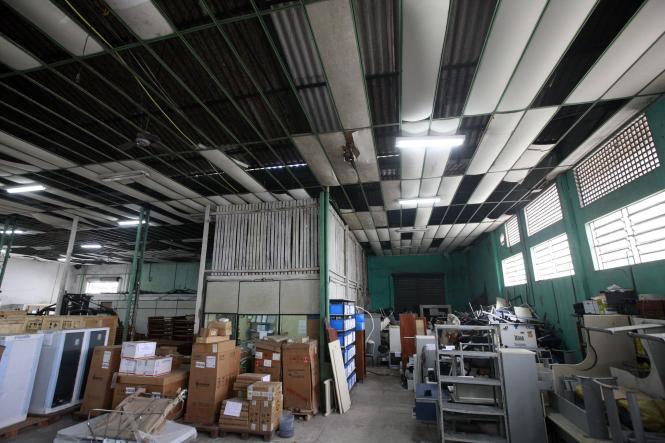 O governador Helder Barbalho considerou deteriorado o prédio e galpão do Departamento de Administração e Serviços (DAS) da Secretaria de Estado de Saúde do Pará (Sespa), durante visita técnica ao local na manhã desta sexta-feira (25). O objetivo foi verificar o estado atual da edificação, que requer um protocolo de intenções para reforma e readequação do espaço, em atividade desde a década de 1980.

FOTO: FERNANDO ARAÚJO / AG. PARÁ
DATA: 25.01.2019
BELÉM - PARÁ <div class='credito_fotos'>Foto: Fernando Araújo/Ag. Pará   |   <a href='/midias/2019/originais/f68d7d55-dc08-47f6-be45-dd7576f2aab5.jpg' download><i class='fa-solid fa-download'></i> Download</a></div>