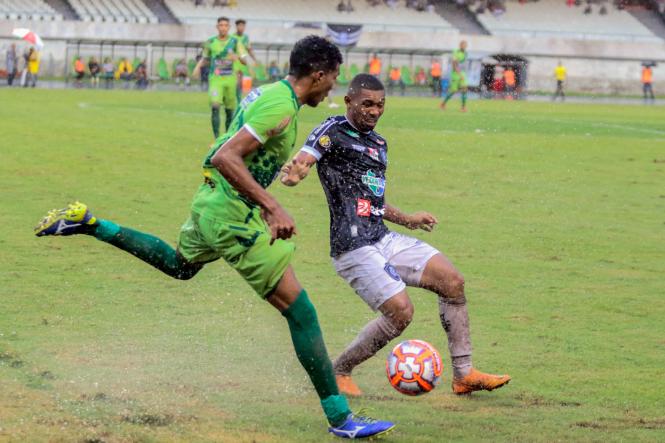 Mais de 10 mil pessoas fizeram a festa no primeiro jogo da final do Campeonato Paraense de 2019, o “Banparazão”. Mesmo com a chuva, a partida entre as equipes do Independente e do Clube do Remo foi um belo espetáculo para todos que compareceram ao Estádio Olímpico do Pará, o Mangueirão, neste domingo (14). O Galo Elétrico levou a melhor com o placar de 1 a 0.

FOTO: RICARDO AMANAJÁS / AGÊNCIA PARÁ
DATA: 15.04.2019
BELÉM - PARÁ <div class='credito_fotos'>Foto: Ricardo Amanajás / Ag. Pará   |   <a href='/midias/2019/originais/f690c227-6899-418c-a0d4-4773b79cf5f0.jpg' download><i class='fa-solid fa-download'></i> Download</a></div>