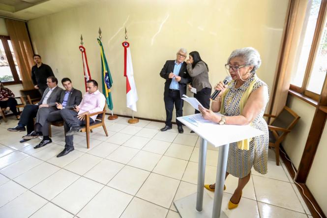 Na manhã desta terça-feira (16), o governador Helder Barbalho esteve na sede da Companhia de Habitação do Pará (Cohab), para participar, junto com o presidente do órgão, José Scaff Filho, das comemorações pelos 54 anos da instituição. Durante a programação foram entregues 54 cheques moradia e realizada a assinatura simbólica de 200 títulos de regularização fundiária.

FOTO: MARCO SANTOS / AGÊNCIA PARÁ
DATA: 16.04.2019
BELÉM - PARÁ <div class='credito_fotos'>Foto: Marco Santos / Ag. Pará   |   <a href='/midias/2019/originais/f6bfcad5-3fb4-4759-93dd-c78c46c3e884.jpg' download><i class='fa-solid fa-download'></i> Download</a></div>