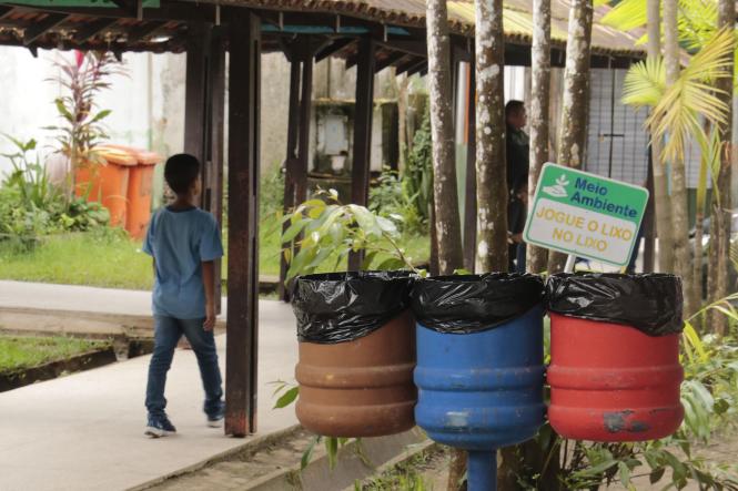 A aula de educação ambiental é diferente na Escola Estadual de Ensino Infantil e Fundamental Professora Esther Bandeira Gomes, no bairro da Sacramenta, em Belém. Alunos do ensino fundamental aprendem de forma interativa, prática e divertida as questões ligadas ao meio ambiente desde que o Projeto Complexo Bolonha chegou à escola, há três anos. A iniciativa realizada pela Companhia de Saneamento do Pará (Cosanpa), em parceria com a Caixa Econômica Federal, leva ações socioeducativas para instituições de ensino públicas em áreas beneficiadas com obras de ampliação do sistema de tratamento de água, na Região Metropolitana de Belém.

FOTO: JADER PAES / AG. PARÁ
DATA:25.02,2019
BELÉM - PARÁ <div class='credito_fotos'>Foto: JADER PAES / AGÊNCIA PA   |   <a href='/midias/2019/originais/f6e45379-3bca-46ac-8d21-868189e21fb1.jpg' download><i class='fa-solid fa-download'></i> Download</a></div>