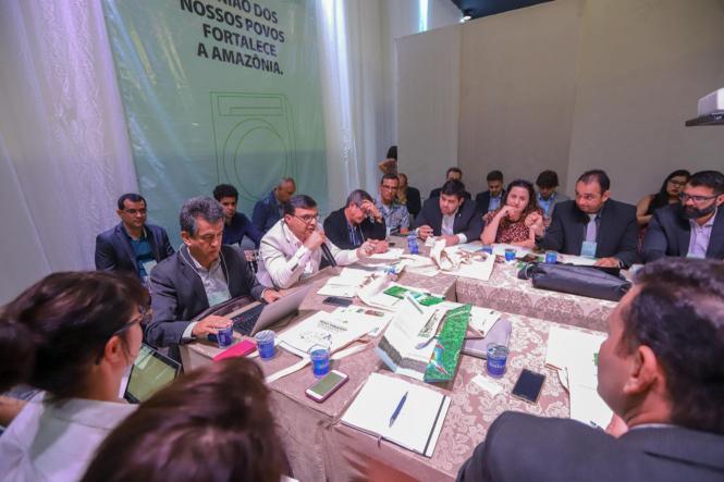 No evento realizado em Macapá, capital do estado do Amapá, o Pará está coordenando a Câmara de Meio Ambiente e Desenvolvimento Sustentável, no contexto do Fórum dos Secretários de Meio Ambiente da Amazônia Legal. Na pauta desta quinta (28), ficou decidido que o Pará ficará mais seis meses como coordenador do Fórum de Secretários e depois passará a coordenação para o Mato Grosso.

FOTO: ASCOM / SEMAS
DATA: 28.03.2019
MACAPÁ - AP <div class='credito_fotos'>Foto: ASCOM / SEMAS   |   <a href='/midias/2019/originais/f72d6fc7-c9ad-4ebe-90d1-7ff21fa4b523.jpg' download><i class='fa-solid fa-download'></i> Download</a></div>