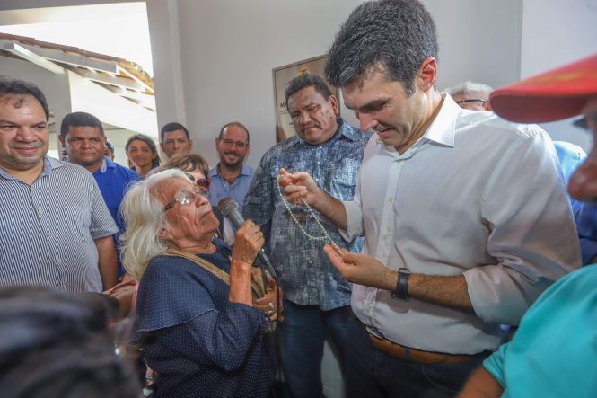Construída por meio de um convênio firmado entre a Prefeitura e o governo do Estado, no valor de R$ 984.663,51, a Escola Estadual Magalhães Barata foi inaugurada na tarde desta quinta-feira (18), na comunidade de Ariri, zona rural de Colares, município do nordeste paraense.

FOTO: MARCO SANTOS / AGÊNCIA PARÁ
DATA: 18.04.2019
COLARES - PARÁ <div class='credito_fotos'>Foto: Marco Santos / Ag. Pará   |   <a href='/midias/2019/originais/f73fff26-d871-4a7e-b26c-bf3bae75990d.jpg' download><i class='fa-solid fa-download'></i> Download</a></div>