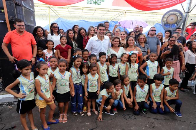 O município de Barcarena entregou à população, nesta sexta-feira (18), a Escola Municipal de Ensino Infantil e Fundamental Professora Ana Dutra de Souza Vale. O nome da instituição é uma homenagem à mãe do vice-governador do Estado, Lúcio Vale, que participou da cerimônia de inauguração ao lado do governador Helder Barbalho. Os recursos da obra, de R$ 997 mil, foram adquiridos por meio de emenda parlamentar de Lúcio, ainda quando era deputado federal.

FOTO: MARCO SANTOS/AGÊNCIA PARÁ
DATA: 19.01.2019
BARCARENA - PARÁ
 <div class='credito_fotos'>Foto: Marco Santos / Ag. Pará   |   <a href='/midias/2019/originais/f74c6c97-7033-4264-a937-d6d26a9ded3b.jpg' download><i class='fa-solid fa-download'></i> Download</a></div>
