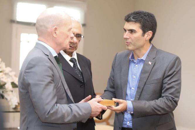 O governador Helder Barbalho recebeu, no início da tarde desta terça-feira (16), no Palácio do Governo, em Belém, junto com o vice-governador, Lúcio Vale, o embaixador da Irlanda, Sean Hoy, que participa, na capital paraense, do Fórum das Assessorias de Relações Internacionais das Universidades Brasileiras (Faubai), evento que começou no último dia 13 e prossegue até esta quarta-feira (17). Os secretários de Estado de Ciência e Tecnologia, Carlos Maneschy, e de Desenvolvimento Econômico, Iran Lima, também acompanharam o encontro, em que foram tratadas possíveis parcerias entre o Pará e a Irlanda, em diferentes áreas, com enfoque especial para a educação.

FOTO: MARCO SANTOS / AGÊNCIA PARÁ
DATA: 16.04.2019
BELÉM - PARÁ <div class='credito_fotos'>Foto: Marco Santos / Ag. Pará   |   <a href='/midias/2019/originais/f75554a3-a58e-4b66-83f9-aec3c0f58eb5.jpg' download><i class='fa-solid fa-download'></i> Download</a></div>