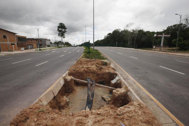 Às vésperas das últimas eleições estaduais, o governo anterior abriu ao tráfego o prolongamento da Avenida João Paulo II até o viaduto do Coqueiro, em Ananindeua. Porém, a obra ainda não está concluída. Há serviços inacabados, como a construção de passarelas e implantação de um sistema de tratamento de água lançadas nos mananciais do Utinga pela drenagem implantada. Além disso, as obras implantadas estão sem manutenção, como iluminação pública precária em alguns trechos e a limpeza nos canteiros centrais e laterais da avenida. Por causa da não conclusão das obras, o Governo atual não recebeu a via. Em função disso, ela não foi repassada aos municípios para a devida responsabilidade, como Belém e Ananindeua – já que o prolongamento da via percorre os dois municípios.

FOTO: FERNANDO ARAÚJO / AGÊNCIA PARÁ
DATA: 21.02.2019
BELÉM - PA <div class='credito_fotos'>Foto: Fernando Araújo/Ag. Pará   |   <a href='/midias/2019/originais/f777bec0-1601-4c77-a15b-7120d7864dc0.jpg' download><i class='fa-solid fa-download'></i> Download</a></div>