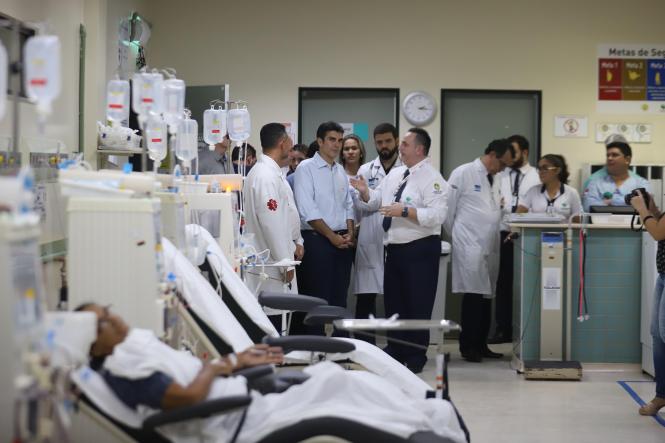O governador do Estado, Helder Barbalho, e a primeira-dama, Daniela Barbalho, visitaram, no início da tarde desta quinta-feira (21), em Santarém, no oeste do Estado, o Hospital Regional do Baixo Amazonas, onde inauguraram, junto com o secretário de Estado de Saúde Pública, Alberto Beltrame, a primeira classe hospitalar da casa de saúde, que passa, a partir de agora, a atender os pacientes em idade escolar internados para tratamento. A visita foi acompanhada pelo secretário Regional de Governo do Baixo Amazonas, Henderson Pinto, e deputados estaduais.
FOTO: MARCO SANTOS / AGÊNCIA PARÁ
DATA: 21.03.2019
SANTARÉM - PA <div class='credito_fotos'>Foto: Marco Santos / Ag. Pará | <a href='/midias/2019/originais/f79b9236-907d-4a94-9a60-38870408a3aa.jpg' download><i class='fa-solid fa-download'></i> Download</a></div>