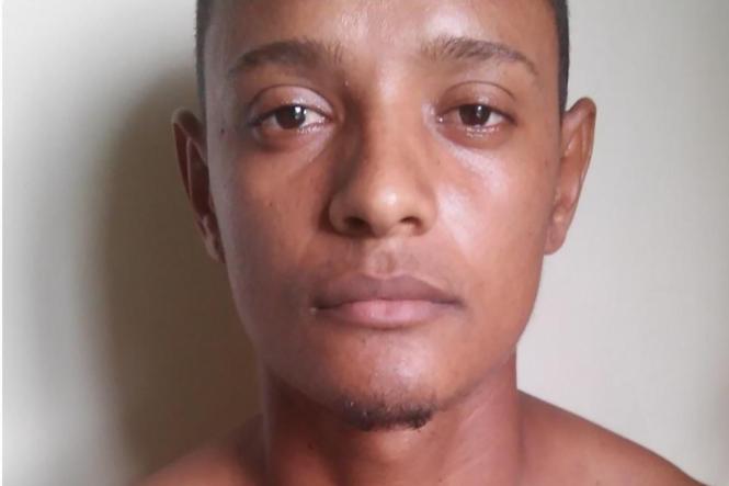 Uma operação para prender integrantes de uma organização criminosa envolvida em tráfico de drogas, no município de Nova Esperança do Piriá, no nordeste paraense, foi deflagrada pela Polícia Civil nesta sexta-feira (15). Denominada Xeque-Mate, a ação resultou em sete prisões, seis delas em cumprimento a mandados judiciais de prisão preventiva. Além das ordens de prisão, foram cumpridos mandados de busca e apreensão, e apreendidos arma de fogo e celulares.
Na foto Antonio Carlos Soares dos Santos

FOTO: ASCOM / POLÍCIA CIVIL
DATA: 16.03.2019
NOVA ESPERANÇA DO PIRIÁ  - PA <div class='credito_fotos'>Foto: Ascom / Polícia Civil   |   <a href='/midias/2019/originais/f79e94b8-80ce-40af-aeff-e1b70610da08.jpg' download><i class='fa-solid fa-download'></i> Download</a></div>