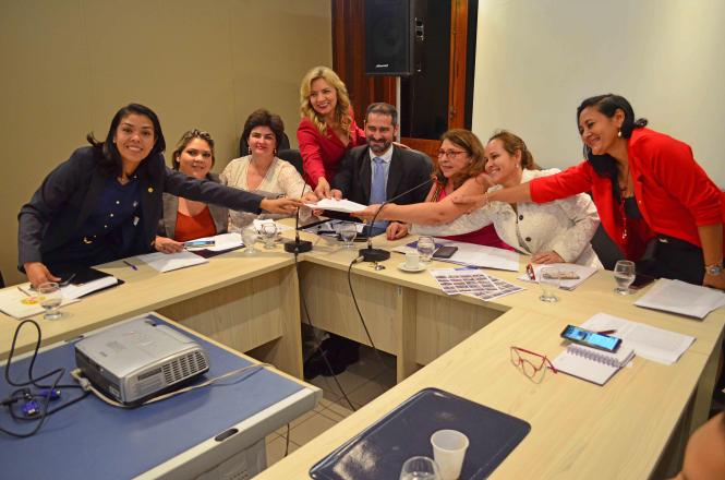 A Segurança pública voltada especificamente para a população do sexo feminino foi pauta de uma reunião na tarde desta quarta-feira, 12, na Assembleia Legislativa do Estado do Pará (Alepa). Entre os assuntos mais presentes estavam a ampliação das Delegacias Especializadas no atendimento à Mulher (DEAM’s) e o atendimento humanizado nas unidades policiais de todo o Estado. O secretário de segurança pública e defesa social, Ualame Machado explanou as medidas já adotadas pela atual gestão e os desafios a serem vencidos a fim de reduzir, cada vez mais, os crimes de violência contra a mulher.

FOTO: ASCOM /SEGUP
DATA: 13.03.2019
BELÉM - PA <div class='credito_fotos'>Foto: ASCOM / SEGUP   |   <a href='/midias/2019/originais/f7df390c-03c7-4812-a0dc-86c613e02d26.jpg' download><i class='fa-solid fa-download'></i> Download</a></div>