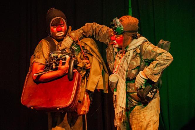 Trazendo a linguagem do palhaço para discutir questões relativas à humanidade ou a falta dela nos conflitos armados, o Grupo Teatro Variete apresenta, nesta quinta-feira (28), às 17h, no Teatro Gasômetro, dentro da 1ª Mostra de Teatro "Nilza Maria", promovida pelo Governo do Pará, por meio da Secretaria de Estado de Cultura (Secult).

FOTO: ASCOM / SECULT
DATA: 28.03.2019
BELÉM - PA <div class='credito_fotos'>Foto: ASCOM / SECULT   |   <a href='/midias/2019/originais/f804ffae-d224-4928-bbf0-792d6a71a9ff.jpg' download><i class='fa-solid fa-download'></i> Download</a></div>