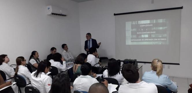 A oficina foi ministrada pelo Dr José Ribamar Branco, que é médico infectologista, fundador e diretor executivo do Instituto Brasileiro de Segurança do Paciente (IBSP).

FOTO: ASCOM / HJB
DATA: 17.04.2019
BELÉM - PARÁ <div class='credito_fotos'>Foto: ASCOM HJB   |   <a href='/midias/2019/originais/f807828f-c31e-4d9d-92aa-51a1a543e39d.jpg' download><i class='fa-solid fa-download'></i> Download</a></div>