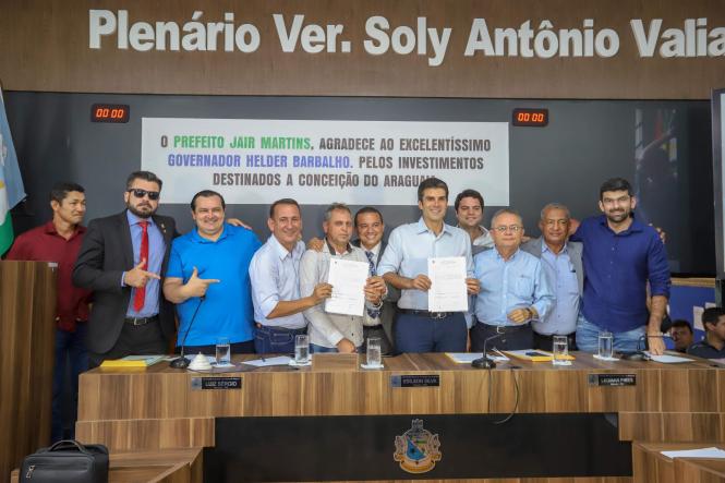 Conceição do Araguaia, no sul do Pará, recebeu, nesta sexta-feira (5), a comitiva do Governo por Todo o Pará, que, desde o último dia 2, está no sul e sudeste do Estado, levando obras e serviços aos moradores da região. Acompanhado de outras autoridades estaduais, municipais e de deputados, o governador Helder Barbalho chegou, no fim da manhã à cidade, para assinar a Ordem de Serviço que garante o início das obras de construção de 18 pontes de concreto no município.

FOTO: MARCO SANTOS / AGÊNCIA PARÁ
DATA: 05.04.2019
CONCEIÇÃO DO ARAGUAIA - PA <div class='credito_fotos'>Foto: Marco Santos / Ag. Pará   |   <a href='/midias/2019/originais/f807d8fc-356e-4f64-a236-fbf9e91f4c13.jpg' download><i class='fa-solid fa-download'></i> Download</a></div>