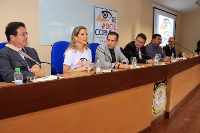 Nesta quinta-feira (11), Rita emocionou a todos os participantes do Encontro #DoeCornea, promovido pelo Banco de Olhos do Ophir Loyola, no auditório do Centro de Perícias Renato Chaves. Ela se considerava uma pessoa egoísta em relação à doação, dizia que nunca iria doar e que esperava que ninguém da família doasse. Mas o amor em meio a dor, mudou essa percepção.

FOTO: Sidney Oliveira / ASCOM OPHIR LOYOLA
DATA: 12.04.2019
BELÉM - PARÁ <div class='credito_fotos'>Foto: Sidney Oliveira / Ascom Ophir Loyola   |   <a href='/midias/2019/originais/f81b5177-3c4d-4d3c-946b-713f3852ad83.jpg' download><i class='fa-solid fa-download'></i> Download</a></div>