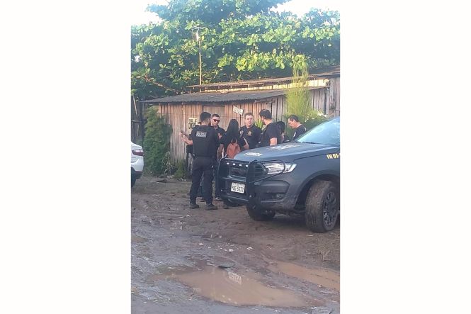 A Polícia Civil deflagrou, na manhã desta terça-feira (14), a operação denominada “Ragnarok”, que resultou em seis prisões e nas apreensões de porções de droga, na área do conjunto Eduardo Angelim, no distrito de Icoaraci, em Belém. O objetivo da missão foi combater integrantes de facções criminosas responsáveis por crimes na área do residencial. Ao todo, a operação contou com participação de mais de 100 agentes de Segurança Pública, entre policiais civis, militares e guardas municipais. Os presos foram identificados como Mauricio Conceição Souto; Mariane Rocha de Souza; Elzicleia Oliveira Rocha; Robson Luiz Oliveira da Silva; Sebastião Gomes Silva e Wellington de Araujo Rosa.

FOTO: ASCOM / POLÍCIA CIVIL
DATA: 14.05.2019
BELÉM - PARÁ <div class='credito_fotos'>Foto: Ascom / Policia Civil   |   <a href='/midias/2019/originais/f82f14b1-a17c-4cbe-aabe-826550c0dfc0.jpg' download><i class='fa-solid fa-download'></i> Download</a></div>