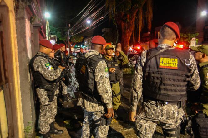 O bairro da Terra-Firme, em Belém, foi um dos sete locais que passou a ter, a partir da segunda-feira (25), reforço na segurança com a presença e atuação dos agentes da Força Nacional. O efetivo do 20° Batalhão de Polícia Militar teve um aumento de 100% para trabalhar nas ruas, combatendo a violência e gerando tranquilidade para a população.

FOTO: JADER PAES / AGÊNCIA PARÁ
DATA: 26.03.2019
BELÉM - PARÁ <div class='credito_fotos'>Foto: Jader Paes / Agência Pará   |   <a href='/midias/2019/originais/f86631bd-f187-4cad-ad1b-270b4e7c5222.jpg' download><i class='fa-solid fa-download'></i> Download</a></div>