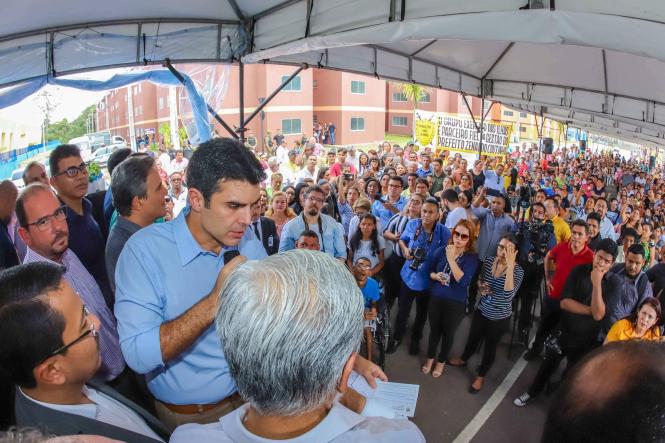 Na manhã desta sexta-feira (15), foi entregue à população o conjunto habitacional “Quinta dos Paricás”, no distrito de Icoaraci, em Belém. O governador do Estado, Helder Barbalho, o secretário nacional de habitação, Celso Toshiotmatsud e o prefeito municipal de Belém, Zenaldo Coutinho, estiveram presentes para fazer a entrega às famílias. Um empreendimento que teve um investimento de R$168 milhões de reais, todos do governo federal.

 FOTO: MARCO SANTOS / AGÊNCIA PARÁ
DATA: 15.03.2019
BELÉM - PA <div class='credito_fotos'>Foto: Marco Santos / Ag. Pará   |   <a href='/midias/2019/originais/f88fe4ca-d087-42f9-8f1c-ffeb480380d7.jpg' download><i class='fa-solid fa-download'></i> Download</a></div>