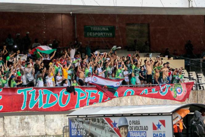 Mais de 10 mil pessoas fizeram a festa no primeiro jogo da final do Campeonato Paraense de 2019, o “Banparazão”. Mesmo com a chuva, a partida entre as equipes do Independente e do Clube do Remo foi um belo espetáculo para todos que compareceram ao Estádio Olímpico do Pará, o Mangueirão, neste domingo (14). O Galo Elétrico levou a melhor com o placar de 1 a 0.

FOTO: RICARDO AMANAJÁS / AGÊNCIA PARÁ
DATA: 15.04.2019
BELÉM - PARÁ <div class='credito_fotos'>Foto: Ricardo Amanajás / Ag. Pará   |   <a href='/midias/2019/originais/f8bd6631-ef23-4b19-b962-ff07ea3f8639.jpg' download><i class='fa-solid fa-download'></i> Download</a></div>