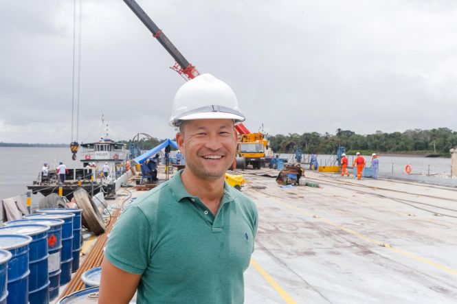 Duas equipes de mergulhadores iniciaram o trabalho de amarração dos destroços da ponte Rio Moju nesta terça-feira (30). Eles farão a amarração de 24 cabos de aço aos escombros da balsa e da estrutura que desabou para que, assim, seja feita a movimentação do tabuleiro, que mede de 80 metros e pesa 850 toneladas. Toda a ação é acompanhada pela Secretaria de Estado de Transportes (Setran). Engenheiro Daniel Kako.

FOTO: FERNANDO ARAÚJO / AGÊNCIA PARÁ
DATA: 30.04.2019
BELÉM - PARÁ <div class='credito_fotos'>Foto: Fernando Araújo/Ag. Pará   |   <a href='/midias/2019/originais/f8fdc90b-41a2-4282-97d7-bd1c76a2b2e1.jpg' download><i class='fa-solid fa-download'></i> Download</a></div>