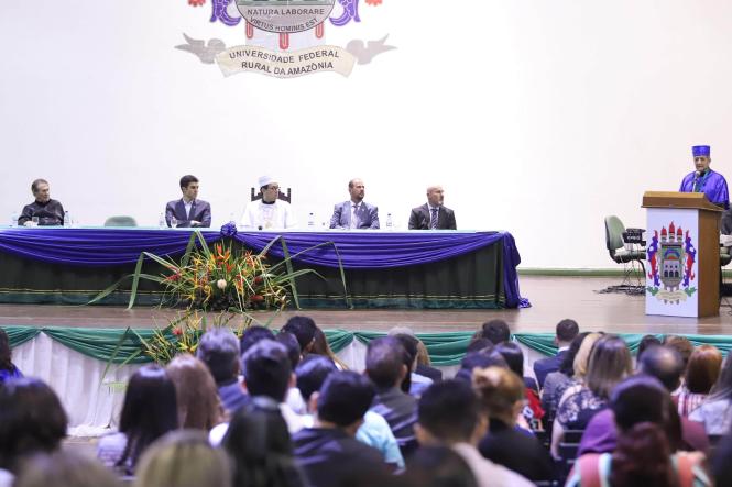 O governador do Estado do Pará, Helder Barbalho, juntamente com o vice Lúcio Vale, participou, na manhã desta quarta-feira (17), da entrega de outorga Doutor Honoris Causa, concedida pela Universidade Federal Rural da Amazônia (Ufra), a Anivaldo Vale. A cerimônia ocorreu na sede na universidade, como parte das comemorações dos 68 anos da instituição.

FOTO: MARCO SANTOS / AGÊNCIA PARÁ
DATA: 17.04.2019
BELÉM - PARÁ <div class='credito_fotos'>Foto: Marco Santos / Ag. Pará   |   <a href='/midias/2019/originais/f8fe7554-559f-4343-8fc8-c9fa8163a4df.jpg' download><i class='fa-solid fa-download'></i> Download</a></div>