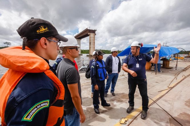 A Marinha do Brasil aprovou, nesta sexta-feira (3), o Plano Técnico apresentado pela  Secretaria de Estado de Transportes  (Setran) para a movimentação dos destroços da ponte Rio Moju e da balsa que colidiu com a estrutura no dia 6 de abril. O projeto cumpre todas as etapas de segurança da área exigidas pela Capitania dos Portos, como o isolamento de cerca de 100 metros da área de navegação, a permanência no local somente dos envolvidos diretamente na operação, a elaboração de plano de contingência para evitar ou atuar em caso vazamento de óleo durante a movimentação dos destroços da balsa, entre outros. 

FOTO: WAGNER SANTANA / AGÊNCIA PARÁ
DATA: 03.05.2019
BELÉM - PARÁ <div class='credito_fotos'>Foto: Wagner Santana / Ag. Pará   |   <a href='/midias/2019/originais/f955387a-d3b2-4e0c-835a-22421c5211f7.jpg' download><i class='fa-solid fa-download'></i> Download</a></div>