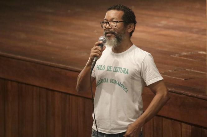 "Transformar a leitura em patrimônio de família" é o desejo do professor Raimundo de Oliveira, 51 anos, compartilhado por estudantes, representantes de bibliotecas comunitárias, escritores, livreiros e poetas, que participaram da Escuta da Setorial do Livro, Leitura e Literatura, uma ação do Governo do Pará, realizada pela Secretaria de Estado de Cultura (Secult), em parceria com a Fundação Cultural do Pará (FCP).

FOTO MARIO QUADROS / ASCOM SECULT
DATA 03.04.2019
BELEM - PARA <div class='credito_fotos'>Foto: MARIO QUADROS / ASCOM SECULT   |   <a href='/midias/2019/originais/f9a046f7-4489-4e46-ad40-d6afab8f0f5a.jpg' download><i class='fa-solid fa-download'></i> Download</a></div>