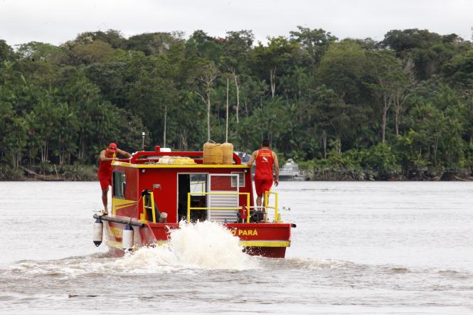 Os órgãos estaduais que atuam em diversas medidas emergenciais após a queda da ponte Rio Moju, no último sábado, seguem trabalhando para minimizar os impactos sofridos pela população após o acidente. As cerca de 1.500 toneladas de escombros começam a ser removidas do local onde a estrutura caiu nesta quarta-feira (10).

FOTO: WAGNER SANTANA / AGÊNCIA PARÁ
DATA: 09.04.2019
MOJU - PA <div class='credito_fotos'>Foto: Wagner Santana / Ag. Pará   |   <a href='/midias/2019/originais/f9ac7114-9866-40a8-a00e-d2591e95824d.jpg' download><i class='fa-solid fa-download'></i> Download</a></div>