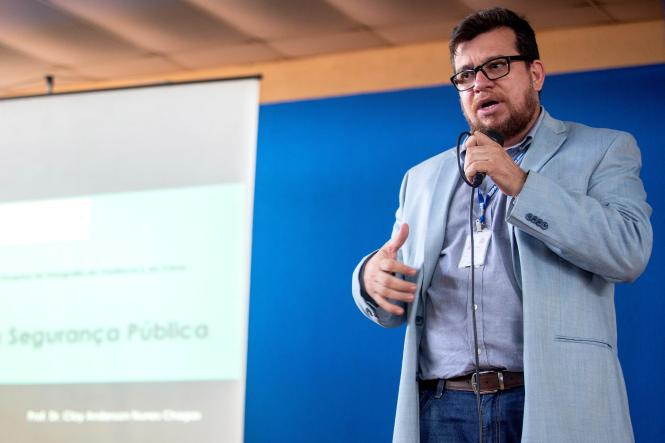 Estão abertas as inscrições para o primeiro Processo Seletivo para o Mestrado Acadêmico em Geografia através do edital nº016/2019. As inscrições vão até o dia 17 de abril e custam R$ 100. No total, a Universidade do Estado do Pará ofertará 10 vagas para ingresso ao Programa de Pós-Graduação em Geografia (PPGG) do Centro de Ciências Sociais e Educação. O objetivo institucional é capacitar os profissionais da área e atender a demanda de pesquisa no Pará.

NA FOTO: Professor Dr. Clay Nunes Chagas
FOTO: NAILANA THIELY
DATA: 04.09.18
BELÉM-PARÁ <div class='credito_fotos'>Foto: Nailana Thiely / Ascom Uepa   |   <a href='/midias/2019/originais/f9c798df-8f30-4190-8cbe-dd088789b26f.jpg' download><i class='fa-solid fa-download'></i> Download</a></div>