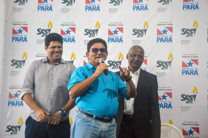 Criada em 1999, pela lei 6.215, com o objetivo de formular e gerenciar as políticas e o Plano Estadual de Esporte e Lazer, para promoção e estímulo da prática esportiva, a Secretaria de Estado de Esporte e Lazer (Seel) celebra 20 anos neste domingo (28),   trabalhando para a melhoria da qualidade de vida da população por meio do esporte. Só neste primeiro trimestre, mais de 300 atletas foram atendidos pelo órgão.
Servidor mais antigo, Waldemar, entre o secretário Arlindo Silva e o adjunto Vitor Borges. 

FOTO: ASCOM / SEEL
DATA: 27.04.2019
BELEM - PA <div class='credito_fotos'>Foto: ASCOM / SEEL   |   <a href='/midias/2019/originais/f9d51b01-ed1d-4943-9498-3a6f06975e76.jpg' download><i class='fa-solid fa-download'></i> Download</a></div>