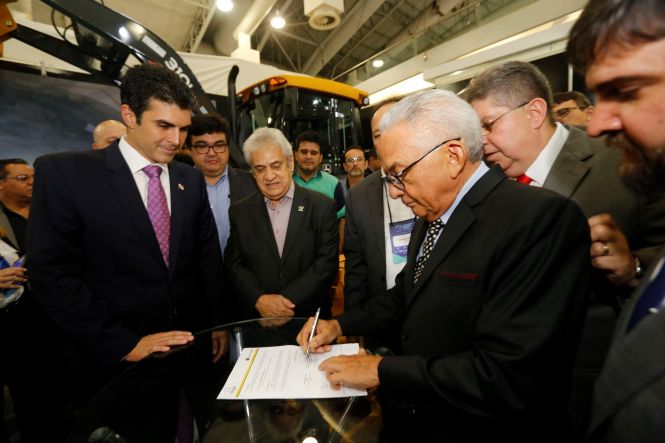 Homenageado com a medalha do Mérito Industrial Simão Miguel Bitar durante a abertura da 14ª edição da Feira da Indústria do Pará (Fipa), nesta quarta-feira (15), no Hangar - Centro de Convenções, o governador Helder Barbalho anunciou, à ocasião, ações que devem modificar o cenário econômico do Estado a longo prazo. 

FOTO: MARCELO SEABRA/ AG. PARÁ
DATA: 15.05.2019
BELÉM - PARÁ <div class='credito_fotos'>Foto: Marcelo Seabra / Ag. Pará   |   <a href='/midias/2019/originais/f9d67119-164f-40ee-b67e-b5a039b6fe57.jpg' download><i class='fa-solid fa-download'></i> Download</a></div>
