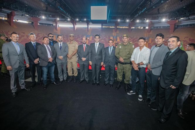 Quatrocentos e trinta novos soldados da Polícia Militar serão distribuídos a partir de hoje para atuar nas ações de policiamento preventivo, ostensivo e repressivo na Região Metropolitana de Belém. A solenidade que marcou a entrega dos novos policiais militares à sociedade ocorreu na manhã desta quinta-feira (2), na Arena Guilherme Paraense, o “Mangueirinho”, com a presença do governador do Estado, Helder Zaluth Barbalho. Nesta sexta-feira (03), o Governo do Estado participa da formatura de outros cem soldados, no município de Marabá.

FOTO: MARCO SANTOS / AGÊNCIA PARÁ 
DATA: 02.05.2019
BELÉM - PARÁ <div class='credito_fotos'>Foto: Marco Santos / Ag. Pará   |   <a href='/midias/2019/originais/fa04639e-d9f4-479e-a0aa-f6627849341d.jpg' download><i class='fa-solid fa-download'></i> Download</a></div>