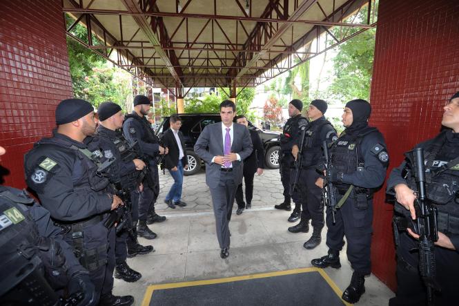 O governador Helder Barbalho participou na manhã desta terça-feira (22), na sede da delegacia geral, da cerimônia de posse do novo delegado geral da Polícia Civil do Pará, Alberto Teixeira, e da nova diretoria do órgão. Vários secretários e autoridades também marcaram presença no evento. Na ocasião, o governador destacou a importância da Polícia Civil para o enfrentamento e combate à violência no Pará. O governador falou da dificuldade de enfrentamento do crime, mas ressaltou não medirá esforços para o combate a criminalidade.

FOTO: AG. PARÁ
DATA: 22.01.2019
BELÉM - PARÁ <div class='credito_fotos'>Foto: Agência Pará   |   <a href='/midias/2019/originais/fa12efb8-0636-474a-9349-f7634da58b5d.jpg' download><i class='fa-solid fa-download'></i> Download</a></div>