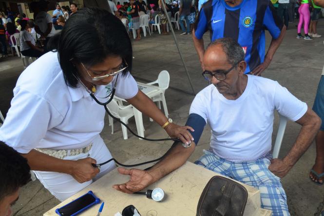 Após sete anos sem documento de identidade, Alice Valente, de 22 anos, aproveitou a ação de cidadania, prevenção e segurança realizada pela Secretaria de Estado de Segurança Pública e Defesa Social (Segup) por meio da Diretoria de Prevenção Social da Violência e Criminalidade (Diprev), para tirar o novo documento. Sem o RG ela conta que teve muitas dificuldades. “Eu não consegui abrir conta em banco, alguns atendimentos eu não conseguia, pois não aceitavam minha carteira de trabalho e agora vai melhorar muito. Eu já vinha tentando tirar meu RG até em outros bairros mais longe e não tive sucesso, até porque com a gestação fiquei sem tempo”, afirmou Alice que também recebeu atendimento pediátrico para a filha. A ação (foto) visa garantir serviços para a população e o diálogo junto aos órgãos de Segurança. O encontro oportuniza, ainda, o debate dos problemas que rondam as comunidades, assim como traçar medidas de prevenção, a fim de reduzir a criminalidade.

FOTO: ELIELSON MODESTO / ASCOM SEGUP
DATA: 05.01.2019
 <div class='credito_fotos'>Foto: Elielson Modesto / Ascom Segup   |   <a href='/midias/2019/originais/fa513149-7ef7-48ed-80af-8ac9ec49ae33.jpg' download><i class='fa-solid fa-download'></i> Download</a></div>