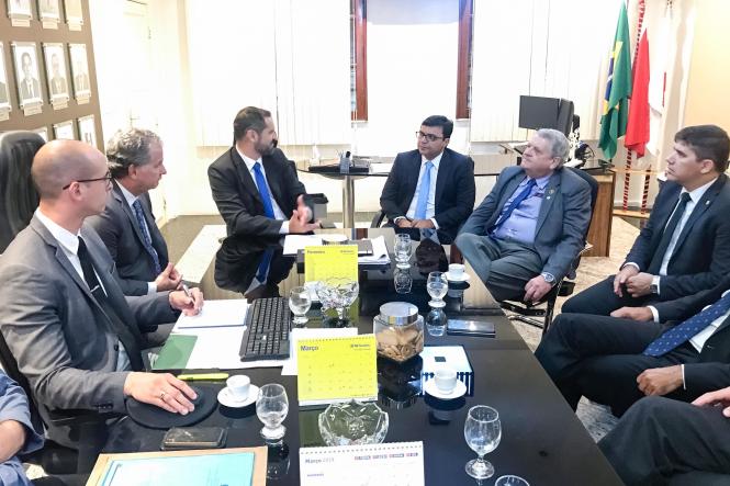 Combater crimes ambientais em Unidades de Conservação da Amazônia no Pará. Esta é a finalidade da assinatura do termo de cooperação firmado entre a Secretaria de Estado de Segurança Pública e Defesa Social do Pará (Segup) junto ao Instituto Chico Mendes de Conservação da Biodiversidade (ICMBio) e Instituto Brasileiro do Meio Ambiente e dos Recursos Naturais Renováveis (Ibama). A assinatura do termo ocorreu nesta terça-feira (12). Segundo levantamentos do ICMBio, cerca de 94% dos desmatamentos nas Unidades de Conservação da Amazônia estão no Pará, no biênio 2017/2018.

FOTO: ASCOM / SEGUP
DATA: 12.03.2019
BELÉM - PA <div class='credito_fotos'>Foto: ASCOM / SEGUP   |   <a href='/midias/2019/originais/fa7ed323-974b-4cf3-9729-04e76dc32d57.jpg' download><i class='fa-solid fa-download'></i> Download</a></div>