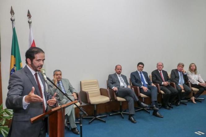 O governador Helder Barbalho deu posse, hoje (02/01) ao secretário da Fazenda do Estado do Pará, René Sousa, em cerimônia realizada  no auditório do órgão central do Fisco em Belém. René de Oliveira e Sousa Júnior é mestre em Direito Público com Pós-Graduação em Economia na Universidade George Washington, de Washington, Estados Unidos.Tem graduação em Direito, Administração e Letras. Foi  auditor fiscal da Receita Estadual do Estado de Minas Gerais durante 32 anos, ingressado por concurso público, onde exerceu cargos como Subsecretário da Receita Estadual; Conselheiro no Conselho de Contribuintes do Estado de Minas Gerais e Assessor Especial do Secretário de Estado da Fazenda  de MG; superintendente da Receita Estadual; Superintendente Regional da Fazenda em Governador Valadares e Chefe da Administração Fazendária de Pouso Alegre, entre outros. Também atuou no Ministério da Fazenda, onde foi diretor de Programa na Secretaria Executiva, e Presidente da Comissão Técnica Permanente do ICMS–COTEPE. No Ministério do Desenvolvimento, Indústria e Comércio Exterior atuou como Gerente de Projeto e Secretário Executivo do Projeto “Fóruns de Competitividade”. Na foto, o presidente do Sindifisco, Antonio Catete (ao microfone).

FOTO: MARCO SANTOS
DATA: 02.01.2019
BELÉM - PARÁ <div class='credito_fotos'>Foto: MARCO SANTOS   |   <a href='/midias/2019/originais/fa94e370-cc9e-4b8a-8ae2-59fe2b44e936.jpg' download><i class='fa-solid fa-download'></i> Download</a></div>