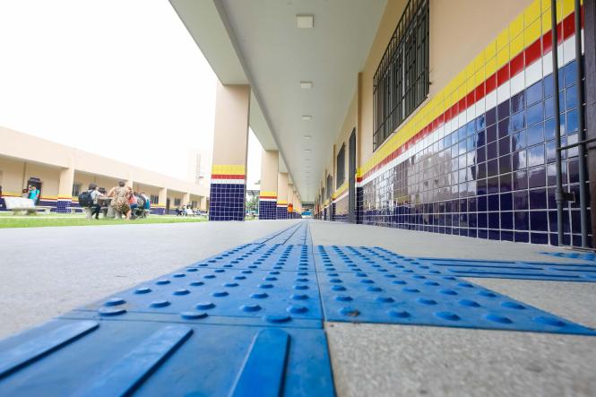 O Governo do Estado, por meio da Secretaria de Estado de Educação (Seduc), entregou mais uma escola totalmente reformada e ampliada para melhor comodidade de professores e alunos. Com mais de 1 mil alunos matriculados nos três turnos, a Escola Estadual de Ensino Fundamental e Médio Jarbas Passarinho, em Belém, iniciou o ano letivo com a entrega da obra de reforma e ampliação de todo o complexo da instituição. A reinauguração do espaço aconteceu na manhã de hoje, 21, com a presença do governador Helder Barbalho, do vice-governador Lúcio Vale, da secretária de educação, professora Leila Freire e de diversas autoridades.

FOTO: WAGNER SANTANA AGÊNCIA / PARÁ
DATA: 21.02.2019
BELÉM - PA <div class='credito_fotos'>Foto: Wagner Santana / Ag. Pará   |   <a href='/midias/2019/originais/faa8b1f6-071b-4fab-99ae-26afa7093dfc.jpg' download><i class='fa-solid fa-download'></i> Download</a></div>