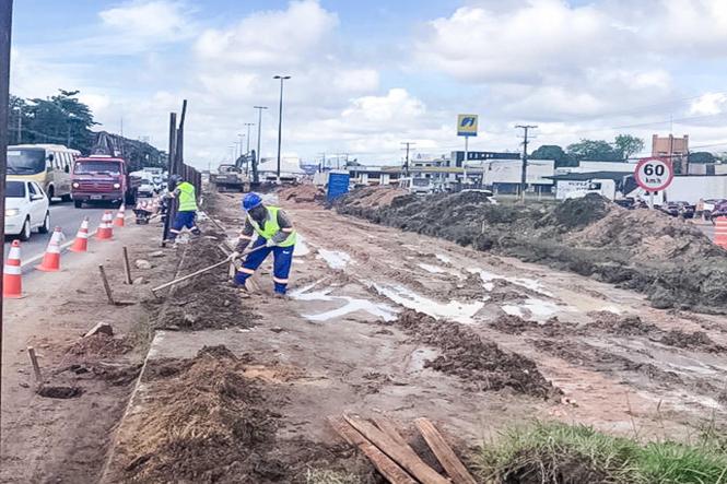 Quem trafega pela BR-316 já percebeu que a rodovia está em obras. Algumas mudanças no trânsito também estão sendo feitas, mas não atingem significativamente a população. São as obras de requalificação dos primeiros 10.8 km da via que segue com o cronograma de trabalho conforme o previsto. Nesses primeiros três meses estão sendo feitos o remanejamento dos postes que estão dentro da faixa de domínio da obra e a construção de quatro dos treze conjuntos de estações e passarelas, exatamente nos trechos dos quilômetros 3, 6, 7 e 9.

FOTO: DIVULÇAÇÃO
DATA: 13.03.2019
BELÉM - PA <div class='credito_fotos'>Foto: Divulgação   |   <a href='/midias/2019/originais/fab72f85-dc46-4dab-abf6-d9edb299bad6.jpg' download><i class='fa-solid fa-download'></i> Download</a></div>