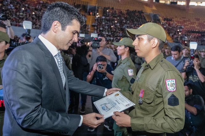 Quatrocentos e trinta novos soldados da Polícia Militar serão distribuídos a partir de hoje para atuar nas ações de policiamento preventivo, ostensivo e repressivo na Região Metropolitana de Belém. A solenidade que marcou a entrega dos novos policiais militares à sociedade ocorreu na manhã desta quinta-feira (2), na Arena Guilherme Paraense, o “Mangueirinho”, com a presença do governador do Estado, Helder Zaluth Barbalho. Nesta sexta-feira (03), o Governo do Estado participa da formatura de outros cem soldados, no município de Marabá.

FOTO: MARCO SANTOS / AGÊNCIA PARÁ 
DATA: 02.05.2019
BELÉM - PARÁ <div class='credito_fotos'>Foto: Marco Santos / Ag. Pará   |   <a href='/midias/2019/originais/facbb9e5-9734-40db-8b16-8f2da8c00bd2.jpg' download><i class='fa-solid fa-download'></i> Download</a></div>