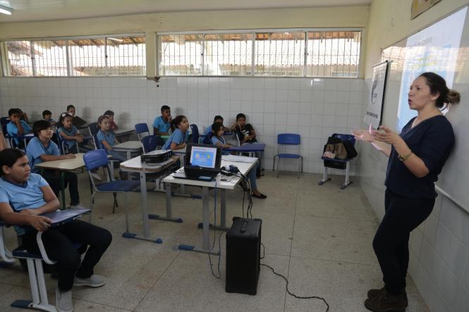 A aula de educação ambiental é diferente na Escola Estadual de Ensino Infantil e Fundamental Professora Esther Bandeira Gomes, no bairro da Sacramenta, em Belém. Alunos do ensino fundamental aprendem de forma interativa, prática e divertida as questões ligadas ao meio ambiente desde que o Projeto Complexo Bolonha chegou à escola, há três anos. A iniciativa realizada pela Companhia de Saneamento do Pará (Cosanpa), em parceria com a Caixa Econômica Federal, leva ações socioeducativas para instituições de ensino públicas em áreas beneficiadas com obras de ampliação do sistema de tratamento de água, na Região Metropolitana de Belém.

FOTO: JADER PAES / AG. PARÁ
DATA:25.02,2019
BELÉM - PARÁ <div class='credito_fotos'>Foto: JADER PAES / AGÊNCIA PA   |   <a href='/midias/2019/originais/fb175871-a8d6-4c55-b9b1-fecfc95b80f7.jpg' download><i class='fa-solid fa-download'></i> Download</a></div>