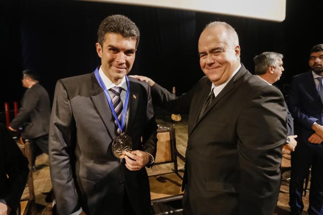 Não há como vencer os desafios relacionados à geração de emprego e renda em um Estado tão vasto sem uma forte parceria entre o ente público e o ente privado. Foi dessa forma que o governador Helder Barbalho destacou a importância da Associação Comercial do Pará (ACP), que comemorou nesta quinta-feira (11), a marca de 200 anos de existência, a segunda associação comercial mais antiga de todo o Brasil. A programação no Theatro da Paz reuniu empresários e autoridades para uma noite de muitas homenagens.

FOTO: MARCELO SEABRA / AGÊNCIA PARÁ
DATA: 12.04.2019
BELÉM - PA <div class='credito_fotos'>Foto: Marcelo Seabra / Ag. Pará   |   <a href='/midias/2019/originais/fb1c9473-961c-4e71-a6db-15515960bd58.jpg' download><i class='fa-solid fa-download'></i> Download</a></div>