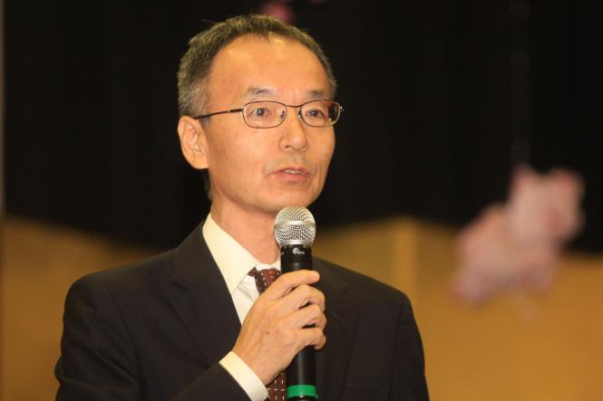 A comunidade nipo-brasileira do Pará comemorou a entrada de 2019 no auditório da Associação Pan-Amazônia Nipo-Brasileira, no domingo (6), em Belém. O evento deu início às homenagens aos 90 anos da imigração japonesa na Amazônia e contou com a presença do Governo do Estado. O chefe de gabinete, Luiziel Guedes, esteve representando o governador Helder Barbalho. Na foto, o cônsul do Japão em Belém, Keiji Hamada.

FOTO: CARLOS SODRÉ / AG. PARÁ
DATA: 06.01.2019
BELÉM - PARÁ <div class='credito_fotos'>Foto: CARLOS SODRÉ / AG. PARÁ    |   <a href='/midias/2019/originais/fb233e9e-503f-49e0-a897-40203153423e.jpg' download><i class='fa-solid fa-download'></i> Download</a></div>