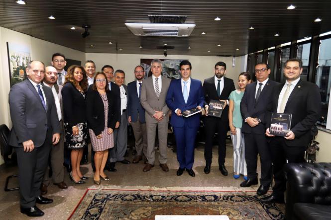 Políticas públicas para as áreas da economia, meio ambiente e segurança pública. Estas foram as principais pautas tratadas, no final da manhã desta terça-feira (5), na audiência entre o procurador-geral de Justiça do Pará, Gilberto Martins, e o governador do Estado, Helder Barbalho. Eles se reuniram no gabinete da Procuradoria-Geral de Justiça, em Belém, durante visita de cortesia do chefe do Executivo ao órgão ministerial.

FOTO: MARCO SANTOS / AG. PARÁ
DATA: 05.02.2019
BELÉM - PARÁ <div class='credito_fotos'>Foto: Marco Santos / Ag. Pará   |   <a href='/midias/2019/originais/fb4a9130-06f2-43c0-99dc-868278045a98.jpg' download><i class='fa-solid fa-download'></i> Download</a></div>