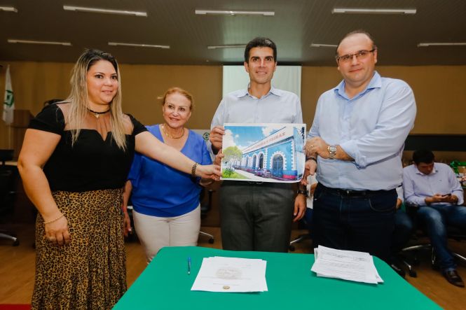 O município de Marituba, na Região Metropolitana de Belém (RMB), deverá ganhar, em breve, um complexo cultural, de lazer, turismo e negócios, a ser construído por meio de uma parceria entre a Prefeitura local e o governo do Estado. O primeiro passo para a implementação do projeto foi dado na tarde desta quarta-feira (17), quando o governo do Estado oficializou a cessão de uma área que pertencia à Empresa de Assistência Técnica e Extensão Rural do Estado (Emater-PA) para a gestão municipal. O ato contou com a participação do governador Helder Barbalho, de secretários estaduais e de representantes do município, que se reuniram no auditório da Emater, no KM-12 da Rodovia BR-316.

FOTO: MARCELO SEABRA ;/ AGÊNCIA PARÁ
DATA: 17.04.2019
MARITUBA - PARÁ <div class='credito_fotos'>Foto: Marcelo Seabra / Ag. Pará   |   <a href='/midias/2019/originais/fb536bf6-f636-40ea-90ed-6a2afca571eb.jpg' download><i class='fa-solid fa-download'></i> Download</a></div>